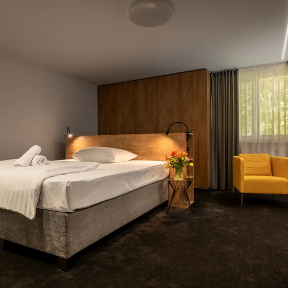 DELUXE ROOMS